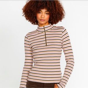 NWT: VOLCOM - Stone checked top Sz: XS